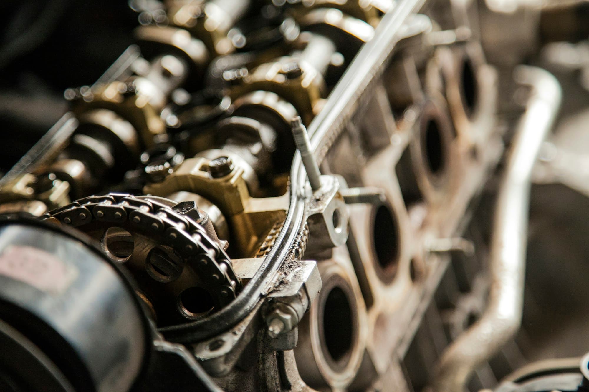 Detalhe de comando de válvulas e corrente de distribuição de um motor
