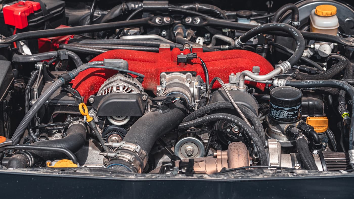 Cofre do motor de um veículo com componentes e mangueiras à vista